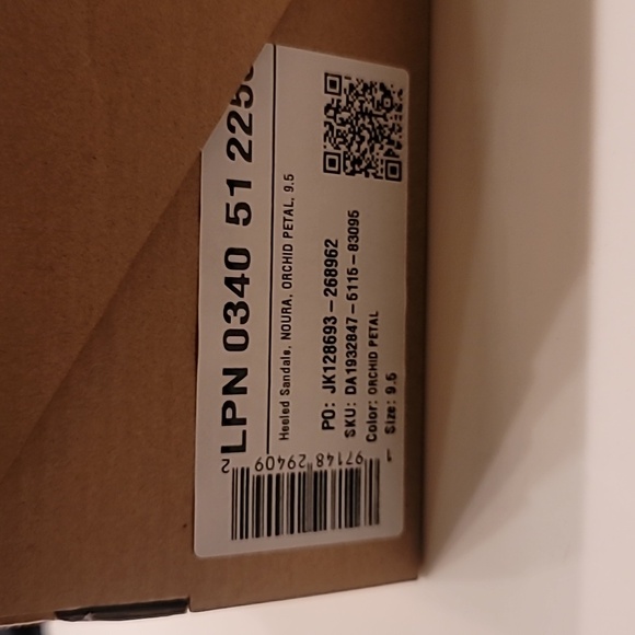 Womens sandles - Picture 2 of 5